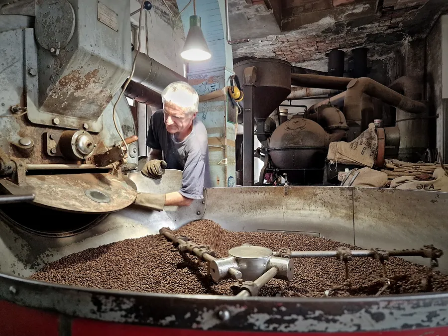 Torréfacteur artisanal au travail dans l'atelier du Camas